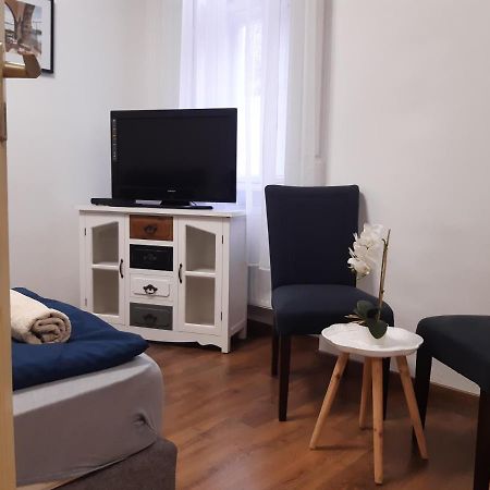 Varalja Apartman Тата Екстер'єр фото