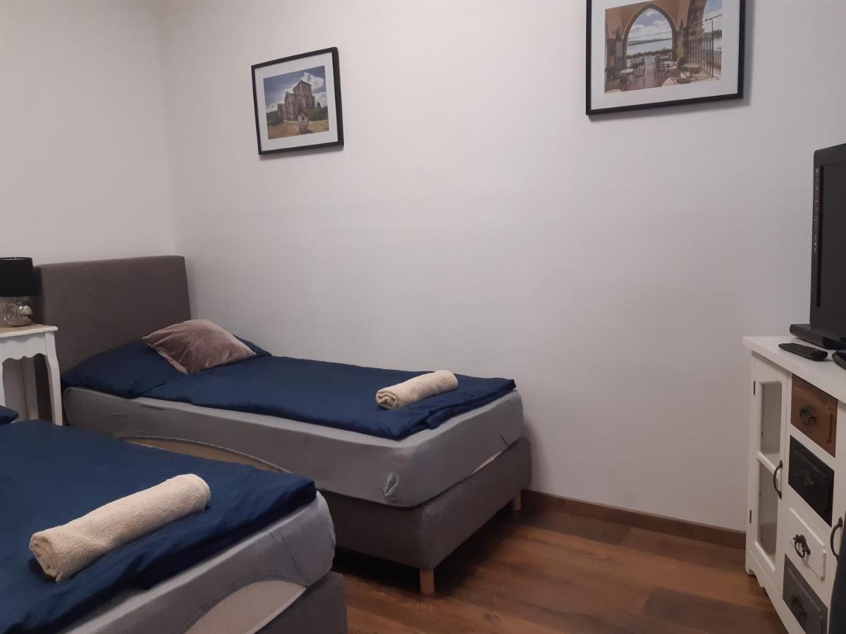 Varalja Apartman Тата Екстер'єр фото