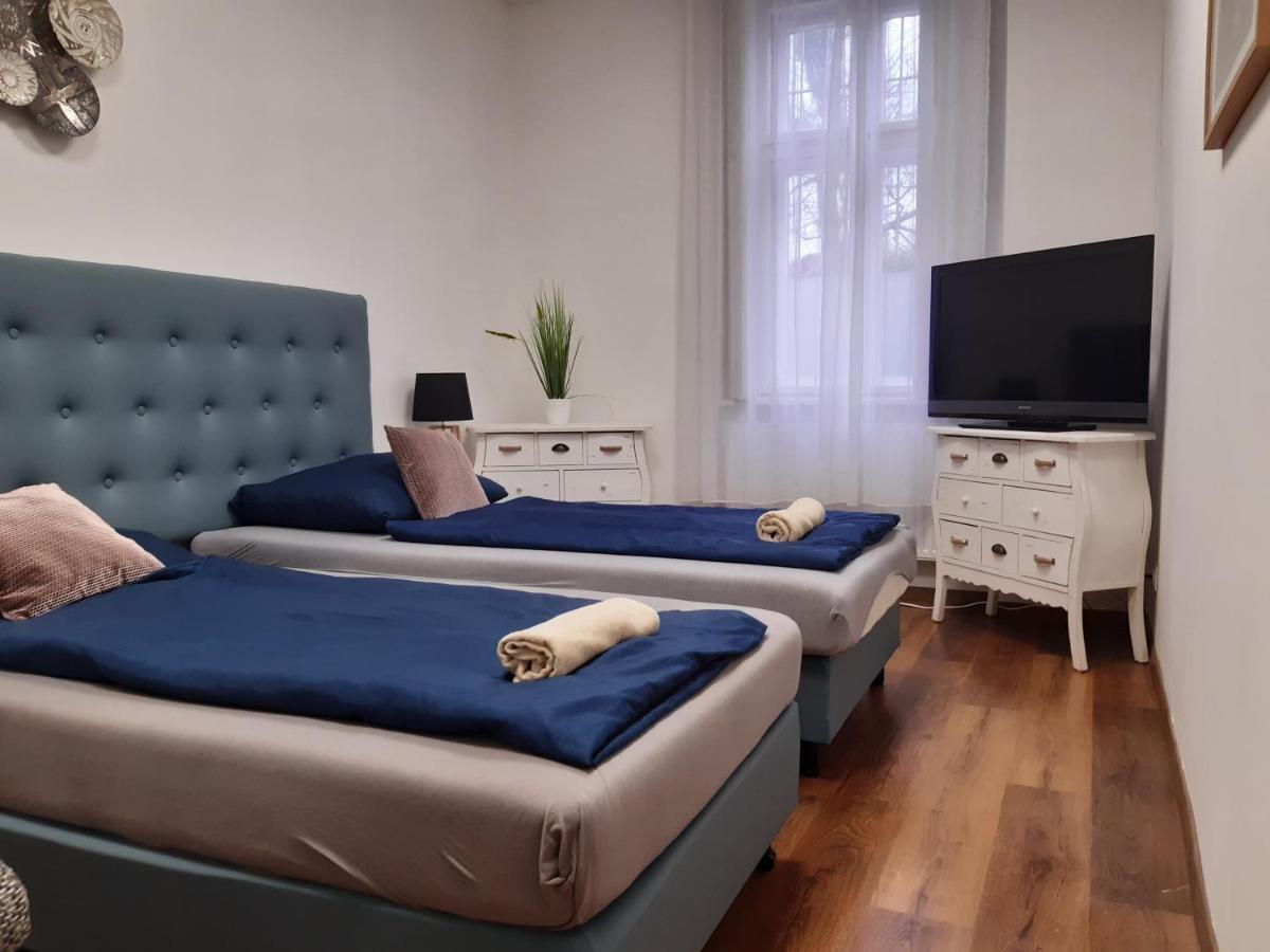 Varalja Apartman Тата Екстер'єр фото