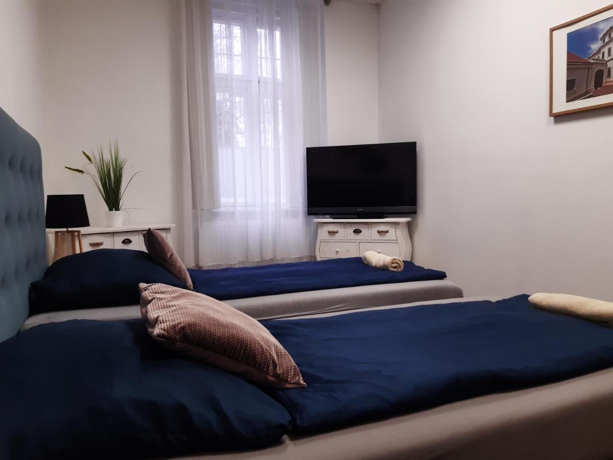 Varalja Apartman Тата Екстер'єр фото